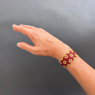 Brazalete Telar Dorado Medio Rondanas Rojo